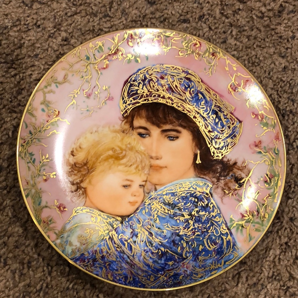 Edna Hibel 1987 Mother’s Day collection plate by Edwin Knowles